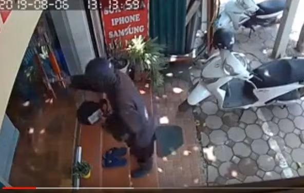 Nguoi doi mat voi ke boi mat den, cam dau ga ky di di 