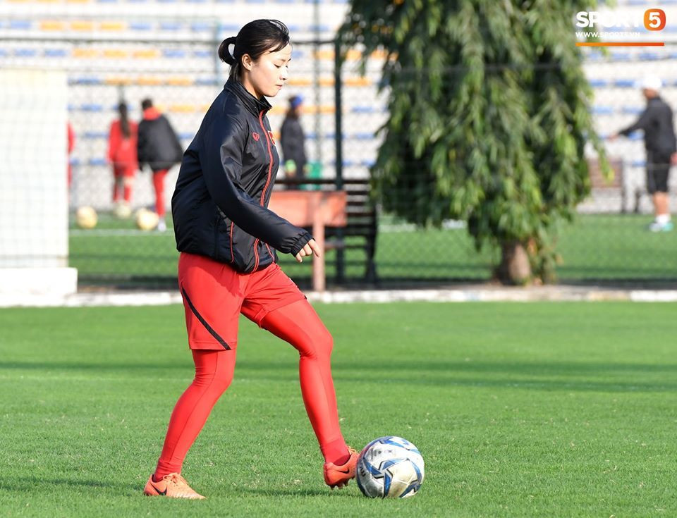 Hot girl DT Bong da nu Viet Nam phan phao viec mac ao dai tap bong