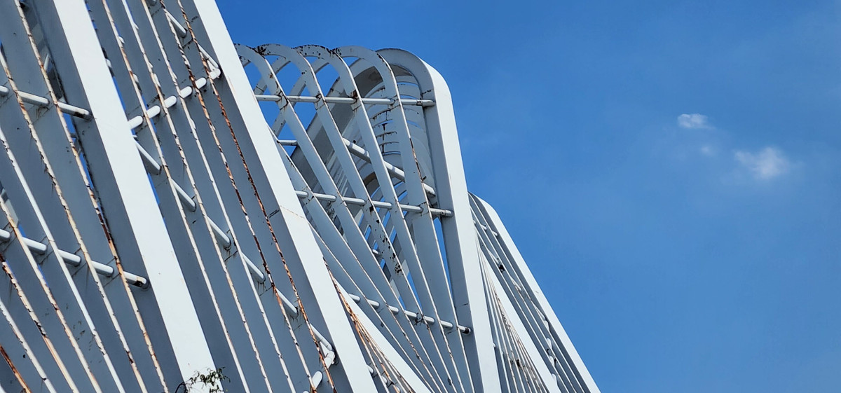 Người dân địa phương cho biết, công trình từ khi được vào sử dụng rất ít khi được bảo dưỡng, tu sửa. Một số năm gần đây do lượng người và phương tiện không di chuyển vào tỉnh Quảng Ninh qua tuyến đường QL 18 nên công trình dường như bị quên lãng. L