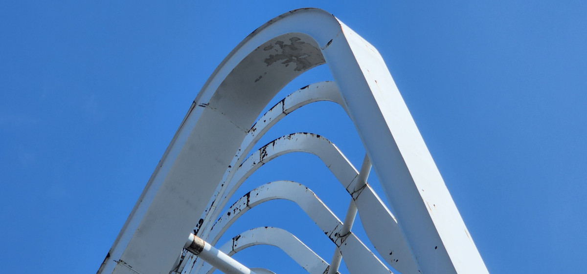 Ngay sau khi thông xe cổng tỉnh (ngày 27/4/2017), Công ty CP Tập đoàn Hoàng Hà cũng đẩy nhanh triển khai xây dựng và đưa vào hoạt động khu dừng nghỉ và giới thiệu sản phẩm du lịch tỉnh ở khu đất rộng lớn hai bên cổng tỉnh với tên gọi Quảng Ninh Gate. Nhưng đến nay khu vực này đang rơi vào tình trạng thiếu vắng khách, xuống cấp, mất mỹ quan.