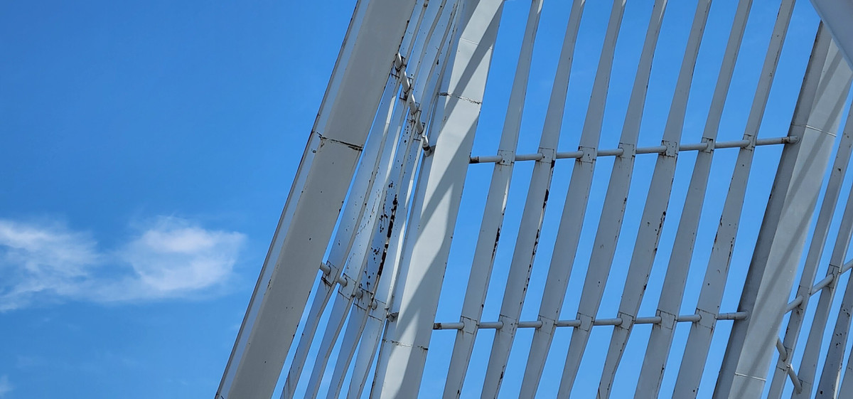 Cổng tỉnh được thiết kế bằng khung thép với 8 cột chính có độ cao từ 38-43m, uốn lượn nhấp nhô như những dãy núi trùng điệp, biểu trưng cho truyền thống văn hóa lịch sử của vùng đất Quảng Ninh với Yên Tử linh thiêng và kỳ quan thiên nhiên thế giới Vịnh Hạ Long.