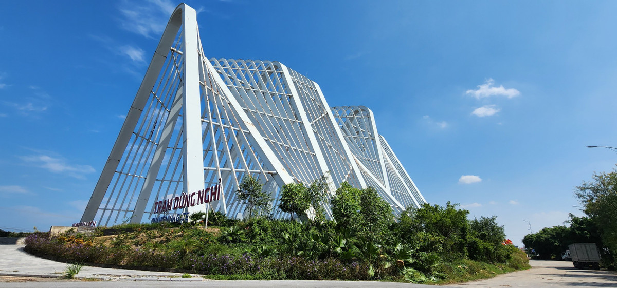 Được biết, công trình cổng chào tỉnh Quảng Ninh trên QL 18 được xây dựng trên diện tích 75.363m², vốn đầu tư 198 tỉ đồng theo hình thức xã hội dóa do Công ty CP Tập đoàn Hoàng Hà cùng một số doanh nghiệp khác đầu tư.