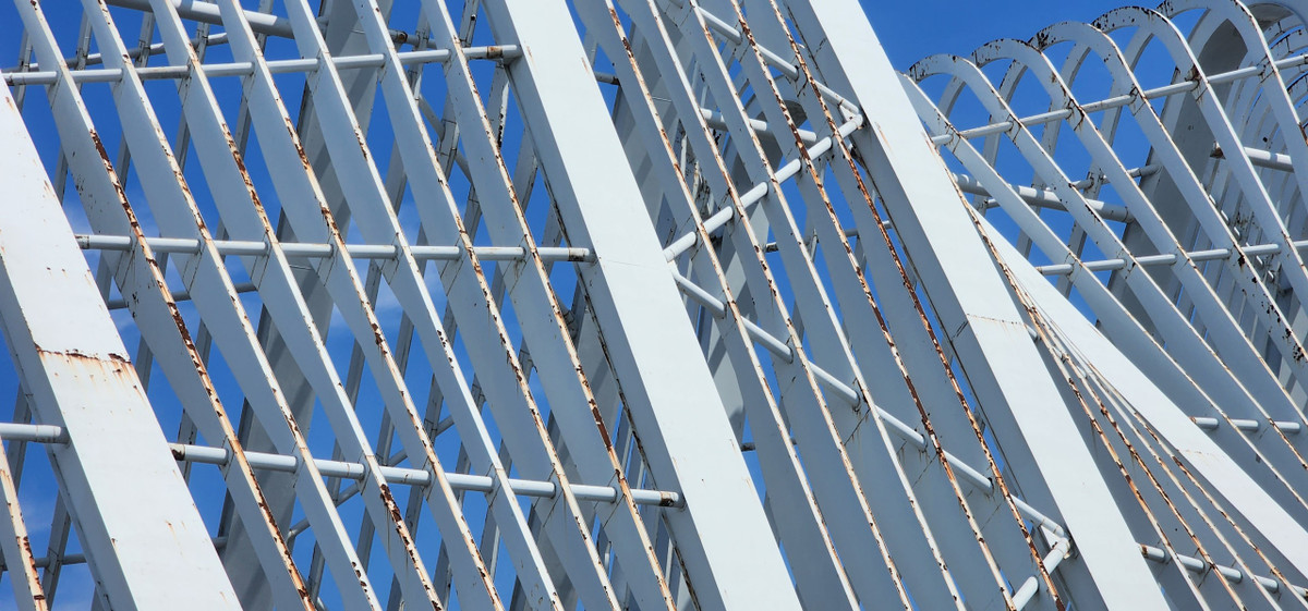 Phần lớn diện tích cổng vòm đều đã hoen gỉ, phai màu dù công trình mới đưa vào sử dụng được hơn 6 năm.