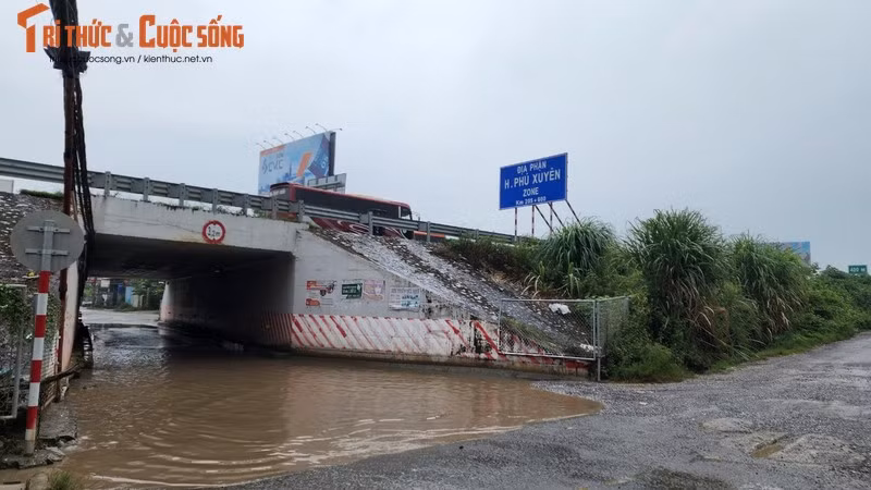 Đường gom Pháp Vân – Cầu Giẽ xuống cấp, bị “bỏ quên“? Duong gom Phap Van – Cau Gie xuong cap, bi “bo quen“?