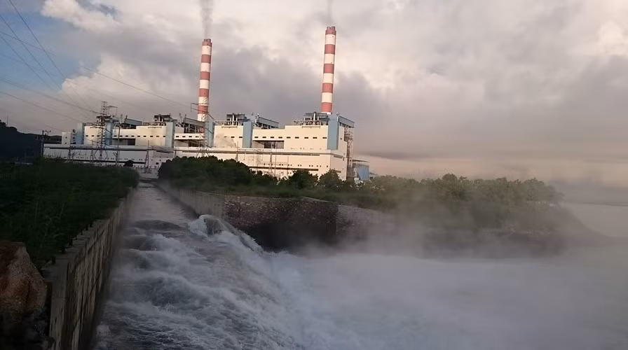 3. Công bố hàng loạt các dự án thuộc 7 tập đoàn, công ty có nguy cơ gây ô nhiễm môi trường Ngày 20/10/2016, Bộ Công thương vừa công bố hàng loạt các dự án thuộc 7 tập đoàn, công ty có nguy cơ gây ô nhiễm môi trường. Theo đó, danh mục các dự án, nhà máy có nguy cơ gây ô nhiễm môi trường hoặc có những tồn tại trong chấp hành pháp luật về bảo vệ môi trường được Bộ Công thương công bố, bao gồm: 1. Tập đoàn Điện lực Việt Nam: Nhà máy nhiệt điện Thái Bình 1, Vĩnh Tân 2, Vĩnh Tân 4, Vĩnh Tân 4 Mở rộng, Duyên Hải 1, Duyên Hải 3, Duyên Hải 3 mở rộng; Công ty Cổ phần nhiệt điện Quảng Ninh; 2. Tập đoàn Dầu khí Việt Nam: Nhà máy điện Vũng Áng 1 - Công ty điện lực dầu khí Hà Tĩnh, Nhà máy nhiệt điện Long Phú 1, Nhà máy nhiệt điện Thái Bình 2, Nhà máy nhiệt điện Sông Hậu 1, Liên Hiệp lọc hóa dầu Nghi Sơn, Dự án Nhà máy xử lý khí Cà Mau. Ảnh Hải Ninh.