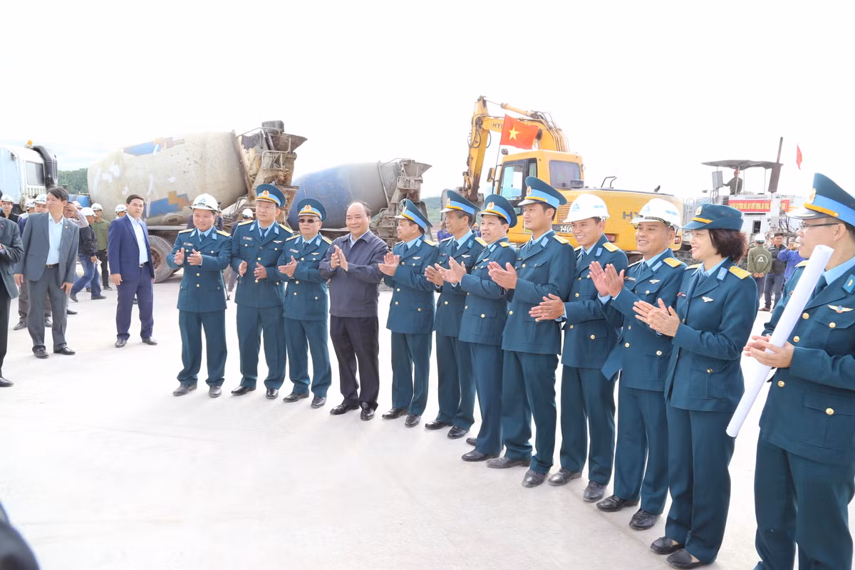 Thủ tướng Nguyễn Xuân Phúc gặp các cán bộ, bộ đội quân chủng PKKQ ở dự án sân bay Vân Đồn, chúc mừng nhân 72 năm ngày thành lập Quân đội nhân dân Việt Nam.