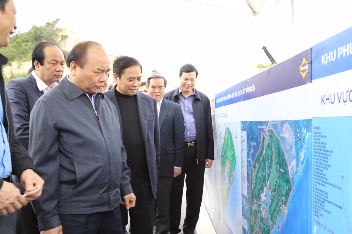 Trong sáng 22/12, Thủ tướng Nguyễn Xuân Phúc đã đi kiểm tra một số công trình trọng điểm tại Khu hành chính - Kinh tế đặc biệt Vân Đồn. Thăm công trường thi công dự án Cảng hàng không Quảng Ninh, Thủ tướng nhấn mạnh đây không chỉ là công trình đầu tư trọng điểm của tỉnh Quảng Ninh mà còn là của vùng Đông Bắc và cả nước. Kiểm tra tại dự án Khu dịch vụ, du lịch phức hợp cao cấp casino Vân Đồn thuộc địa phận xã Vạn Yên, Thủ tướng Nguyễn Xuân Phúc khẳng định với địa thế thuận lợi, đặc biệt, đây sẽ là khu dịch vụ du lịch phức hợp tầm cỡ đất nước và quốc tế, thu hút nhiều loại hình khách du lịch.