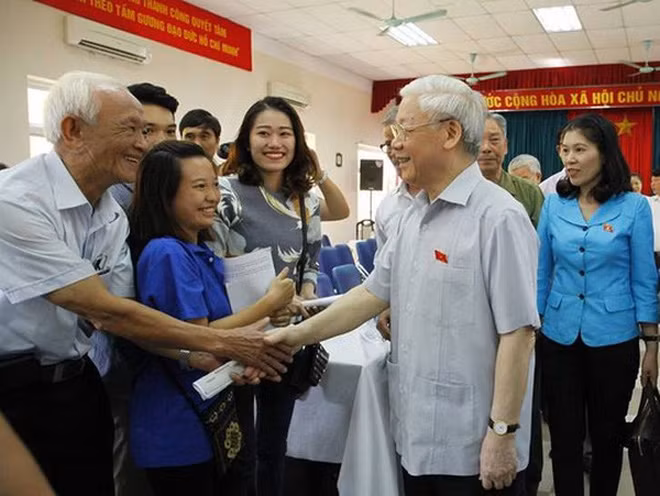 Tổng Bí thư Nguyễn Phú Trọng: "Có ai dám tự phê bình, nhận khuyết điểm, kỷ luật?". Tiếp xúc cử tri quận Ba Đình (Hà Nội) sáng 17/10, trước kỳ họp thứ 2 Quốc hội khóa XIV, Tổng Bí thư Nguyễn Phú Trọng nói: “Đối ngoại đã khó, chống ngoại xâm đã khó, nay chống nội xâm cũng khó, bởi tự ta đánh vào ta, ai dám tự phê bình, ai nhận kỷ luật, nhận khuyết điểm không?”. Ảnh NLĐ.