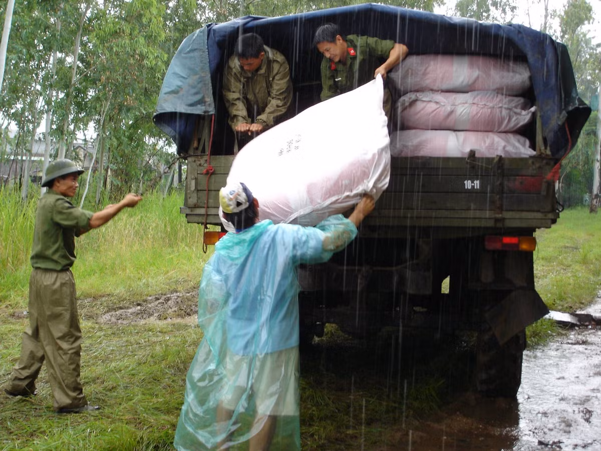 Các cơ quan chức năng đang khẩn trương cứu hộ người dân vùng ngập lụt.