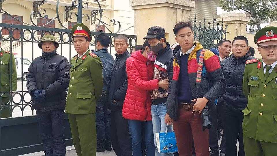 Vợ bị cáo liên tục gào khóc.