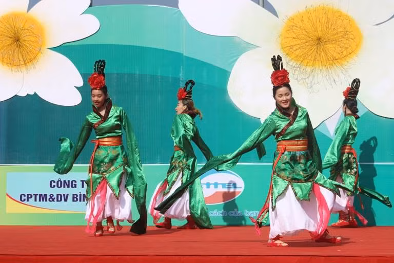 Trong khuôn khổ diễn ra, hội hoa Sở năm nay sẽ có các hoạt động chính như: Thăm các điểm du lịch; tổ chức liên hoan dân ca, dân vũ, dân nhạc và trang phục truyền thống; các hoạt động văn hóa, văn nghệ, thể dục, thể thao, trò chơi dân gian, trưng bày, giới thiệu sản phẩm bản địa; dịch vụ ẩm thực dân tộc...