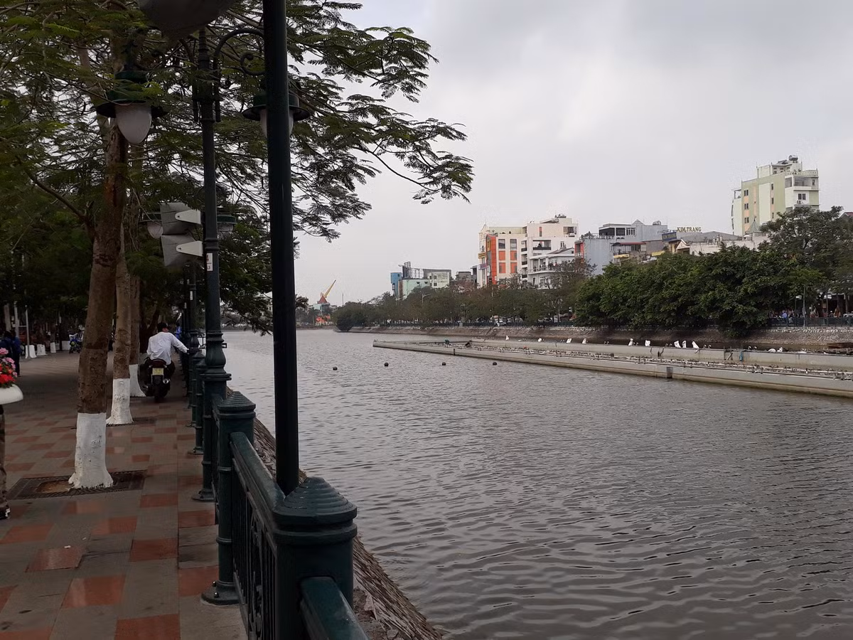 Theo kế hoạch, đơn vị thi công sẽ tiến hành tháo dỡ trạm biến áp 1000KVA, dây cáp điện từ nhà điều khiển đến các thiết bị tại bể thép, bơm rút nước để cho bể nổi, cắt cáp neo để di chuyển, lai dắt phao nổi, tháo dỡ các bơm, vòi phun, dây điện, từ đó vận chuyển lên bờ tại khu vực gần nhà triển lãm để tháo dỡ bể thép…