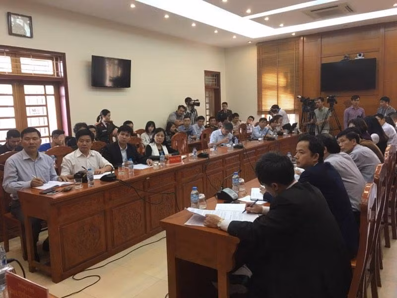 Đông đảo nhà báo, phóng viên đến đưa tin buổi họp báo.