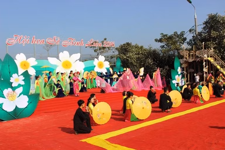 Khu vực tổ chức lễ hội chính là tại rừng Sở, thôn Đồng Long, xã Đồng Tâm. Cùng với đó, lễ hội còn diễn ra tại bản Sông Moóc A (xã Đồng Văn), Thác Khe Vằn (xã Húc Động), Đình Lục Nà (xã Lục Hồn) của huyện Bình Liêu, tỉnh Quảng Ninh cũng thu hút đông đảo du khách.