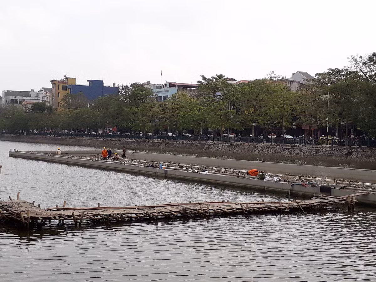 Hiện nay, nhà thầu thi công đang triển khai các phương án tháo dỡ di dời công trình hệ thống trình diễn nhạc nước kết hợp âm thanh, ánh sáng, kỹ xảo nghệ thuật tại khu vực lòng hồ Tam Bạc nhiều tai tiếng này.