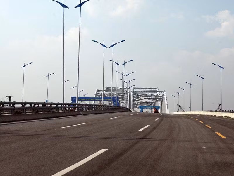 Kết luận thanh tra của Thanh tra Chính phủ (TTCP) đã chỉ rõ một số nguyên nhân làm tăng tổng vốn đầu tư dự án lên hơn 3.000 tỷ đồng, đó là nhiều hạng mục công trình điều chỉnh dự toán không tuân thủ quy định để giá trị dự toán vượt quá cao. Đặc biệt, gói thầu số 13 khi thay đổi thiết kế kỹ thuật – dự toán, thay đổi nhà thầu phụ đã tăng giá trị quá cao, chậm tiến độ 2 năm… Mặt khác, việc thiếu quyết liệt trong công tác giải phóng mặt bằng cũng là nguyên nhân khiến dự án bị chậm trễ, kéo dài. TTCP cho rằng, việc tổ chức quản lý, điều hành dự án có nhiều hạn chế, nhiều vi phạm xảy ra trong suốt quá trình đầu tư; một số nội dung chưa tuân thủ quy trình, trình tự thủ tục đầu tư, chưa nêu cao tinh thần trách nhiệm trong quá trình tổ chức thực hiện dự án. Qua thanh tra đã phát hiện việc chi trả tiền hỗ trợ giải phóng mặt bằng cho một số tổ chức, đơn vị, cá nhân sai quy định với số tiền hơn 77 tỷ đồng. Ảnh: Báo Đầu tư.