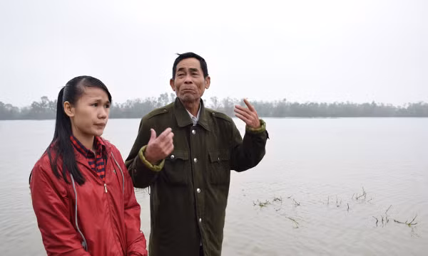 Ông Nguyễn Thanh Phước đang kể lại cảnh cứu người gặp nạn. Ảnh: Cổng thông tin điện tử Thừa Thiên Huế.