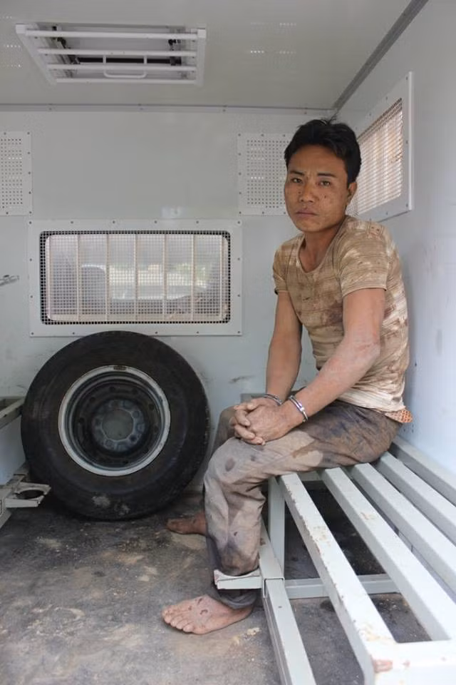 Đối tượng tình nghi gây ra vụ án là Phù Minh Tuấn (SN 1994, trú tại thôn Tả Ngảo, xã Tân Trịnh, huyện Quang Bình, tỉnh Hà Giang). Thông tin từ Công an tỉnh Hà Giang cho biết, Phù Minh Tuấn có tiền sử bị bệnh tâm thần nặng, Tuấn bị bắt buộc đưa đi chữa bệnh tại Bệnh viện Tâm thần Trung ương. Tháng 7/2016, Tuấn trở lại địa phương và gây ra vụ án mạng trên.