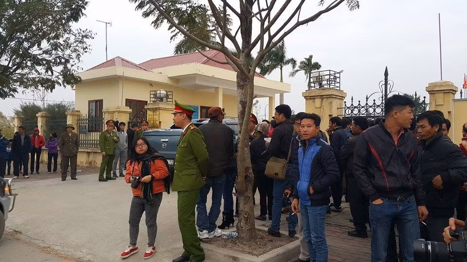 Rất đông người thân bị cáo, người thân nạn nhân có mặt trước tòa để làm thủ tục vào dự phiên xét xử.