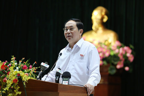  Chủ tịch nước Trần Đại Quang nhấn mạnh: “Tội phạm tham nhũng dù trốn ở nước ngoài vẫn không thoát”. Đó là phát biểu của Chủ tịch nước Trần Đại Quang trong sáng 4/10 khi cùng tổ Đại biểu Quốc hội đơn vị số 1 tiếp xúc cử tri Q.1, Q.3, Q.4 (TP HCM), thông báo nội dung kỳ họp thứ hai, Quốc hội khóa XIV tại Hội trường Quận ủy Quận 3. Ảnh: Báo CA TP HCM. 