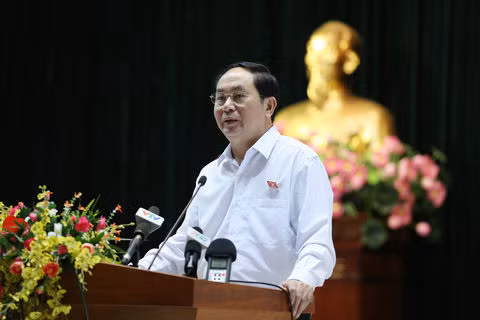  Chủ tịch nước Trần Đại Quang nhấn mạnh: “Tội phạm tham nhũng dù trốn ở nước ngoài vẫn không thoát”. Đó là phát biểu của Chủ tịch nước Trần Đại Quang trong sáng 4/10 khi cùng tổ Đại biểu Quốc hội đơn vị số 1 tiếp xúc cử tri Q.1, Q.3, Q.4 (TP HCM), thông báo nội dung kỳ họp thứ hai, Quốc hội khóa XIV tại Hội trường Quận ủy Quận 3. Ảnh: Báo CA TP HCM. 