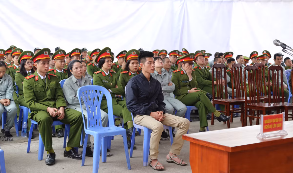 Xet xu 25 bi cao trong duong day buon ban 5.346 banh heroin-Hinh-3