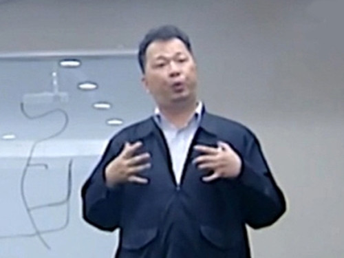 Ngày 25/4/2016, ông Chu Xuân Phàm, Phó phòng đối ngoại Formosa phát biểu: “Hồi xưa, khi giải phóng mặt bằng đã tính phương án hỗ trợ ngư dân đánh bắt cá chuyển sang nghề khác rồi, sao cứ phải đánh bắt quanh vùng biển này. Nhiều khi mình phải lựa chọn: tôi muốn bắt cá, bắt tôm hay muốn xây dựng ngành công nghiệp thép?" đã làm dậy sóng dư luận. Nhưng chỉ sau đó 1 ngày, Formosa họp báo xin lỗi về phát ngôn của ông Phàm.