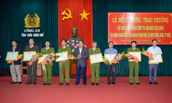 Khen thuong ban chuyen an pha vu cuop ngan hang o Hue