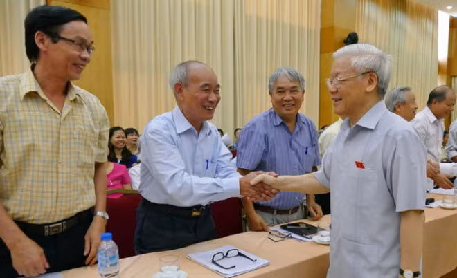 Tại cuộc tiếp xúc cử tri tại quận Hoàn Kiếm, Hà Nội sáng 6/8, phúc đáp sự quan tâm của đông đảo cử tri về công tác phòng, chống tham nhũng, Tổng bí thư Nguyễn Phú Trọng nói: "Phòng, chống tham nhũng rất quan trọng, nhưng cũng vô cùng khó khăn, phức tạp. Nó là cuộc đấu tranh trong nội bộ, trong mỗi con người, sự đấu tranh trước cám dỗ của lợi ích. Bây giờ lợi ích nó chằng chịt với nhau". Ảnh Tuổi trẻ.