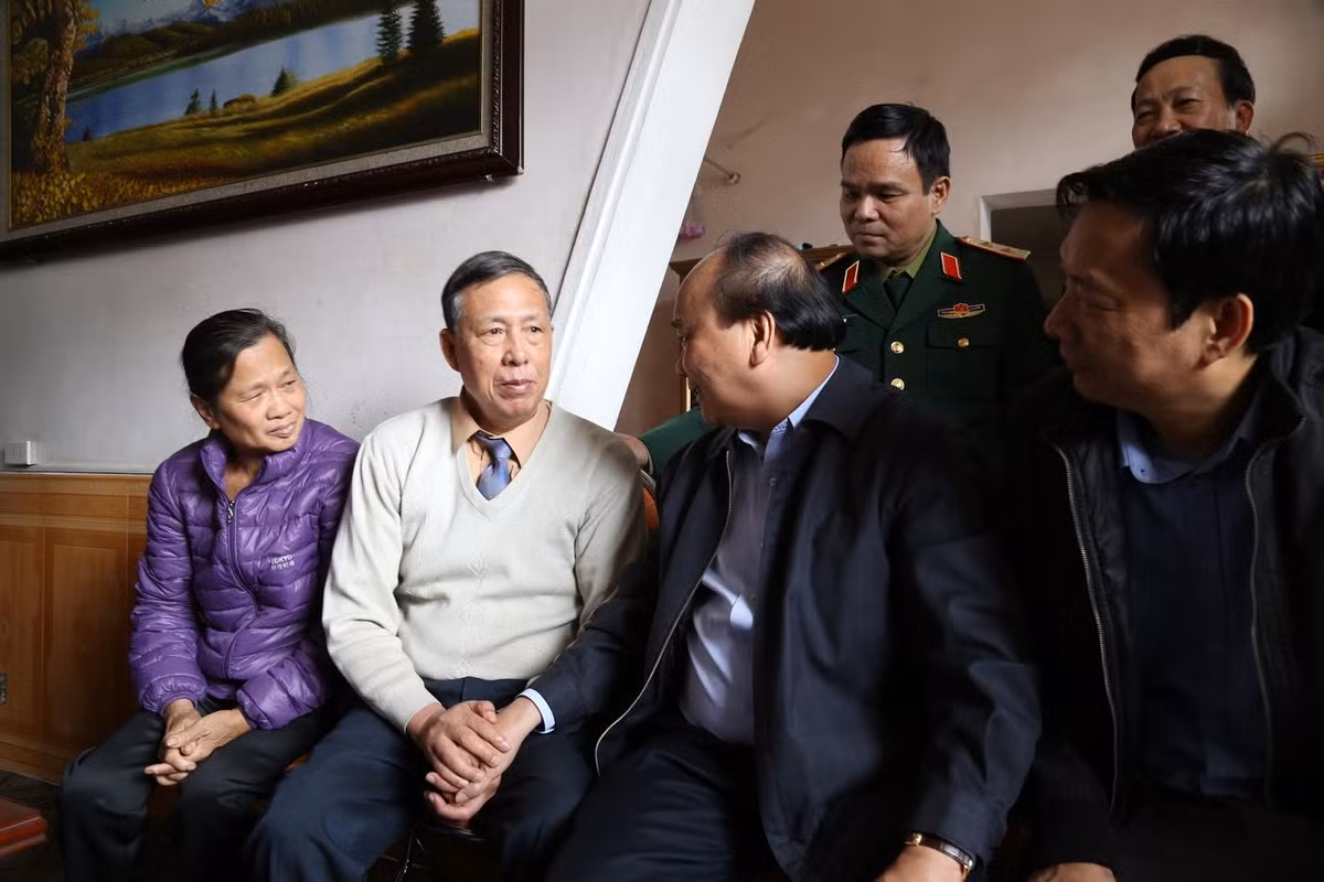 Thủ tướng Chính phủ Nguyễn Xuân Phúc đã đến thăm ông Nguyễn Văn Tý, thương binh hạng 1/4, trú tại khu 6, thị trấn Cái Rồng, huyện Vân Đồn, tỉnh Quảng Ninh.