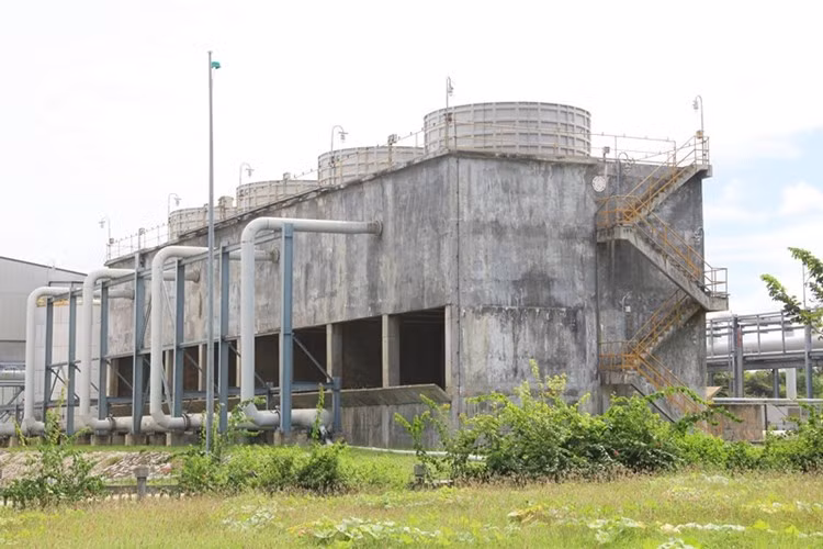 "Dự án ethanol Dung Quất (Quảng Ngãi) có tổng mức đầu tư được duyệt ban đầu là gần 1.500 tỉ đồng và sau đó điều chỉnh lên thành gần 1.890 tỉ đồng. Tuy vậy, đến thời điểm thanh tra dự án đã sử dụng đến hơn 2.120 tỉ đồng, tức tăng 631 tỉ đồng so với tổng mức được duyệt. Trong khi đó, năm 2014, dự án này lỗ khoảng 164 tỉ đồng. Số tiền đã sử dụng cho dự án vượt tổng mức đầu tư phê duyệt điều chỉnh gần 240 tỉ đồng là vi phạm quy định Nghị định 112/2009 về quản lý chi phí trong hoạt động xây dựng”, kết luận thanh tra nêu rõ. Ảnh Vietnamnet.