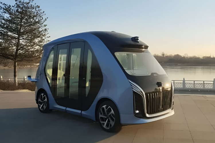 Gần đây, một số thành phố lớn của Trung Quốc như ở Thượng Hải và Thâm Quyến đã cho phép thử nghiệm công khai các phương tiện không người lái. Theo đó, mẫu xe buýt mini tự hành Hongqi (Hồng Kỳ) đã bị bắt gặp chạy thử trên đường phố Trung Quốc.