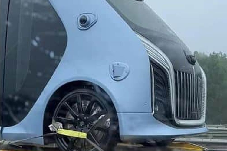 Qua hình ảnh có thể thấy, phần đầu của mẫu ôtô buýt mini tự hành vẫn giữ nguyên đặc trưng thiết kế của thương hiệu xe sang Hongqi với lưới tản nhiệt tạo hình kiểu thác nước với một loạt nan dọc mạ crôm. Nhìn từ bên hông, xe chỉ có một bên cửa và các cảm biến lidar quanh thân.