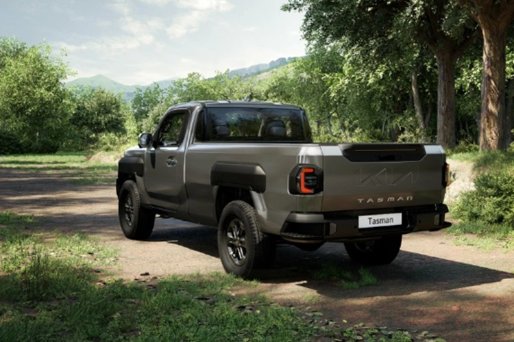 Bán tải Kia Tasman được đánh giá là mẫu xe đề cao tính thực dụng. Xe còn có bàn gấp ở khu vực điều khiển trung tâm, ngăn chứa 33 lít dưới ghế sau và ghế sau có thể ngả. Nhờ thiết kế hình hộp nên không gian đầu, vai và chỗ để chân hàng ghế thứ hai được hãng tự tin khẳng định là tốt nhất trong phân khúc.
