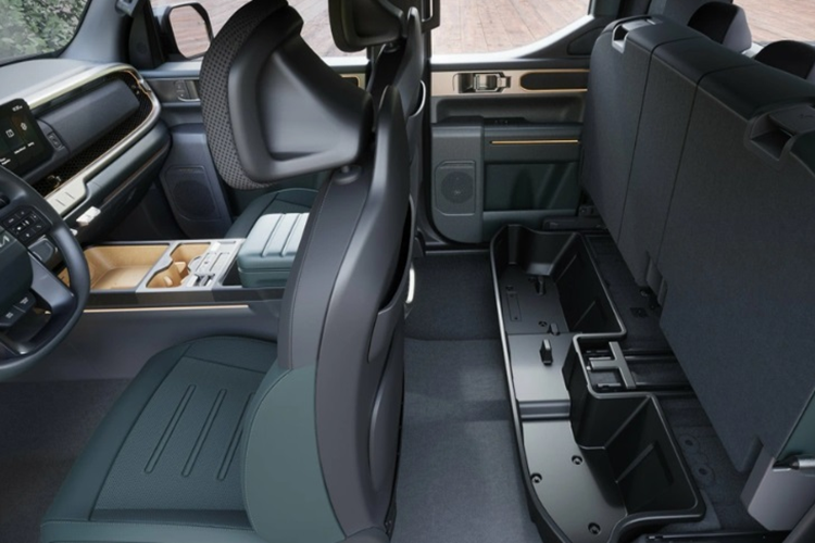 Phần đầu xe hầm hố với lưới tản nhiệt hình “mũi hổ” đặc trưng của nhà Kia, kết hợp với cản trước vuông vức nhô cao. Trong khi đó, hệ thống đèn pha Starmap lại được đặt lệch hẳn sang hai bên, nối liền với vòm bánh xe phía trước. Khu vực phía sau thiết kế đơn giản hơn với cụm đèn pha hình chữ C cách điệu ở hai bên, ở giữa là cửa thùng hàng có logo Kia to bản khắc chìm.