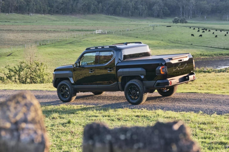 Kia Tasman cũng có các chế độ lái theo đặc trưng của từng địa hình như cát, bùn, tuyết, sỏi đá... Đối với phiên bản X-Pro chuyên off-road, xe được bổ sung chế độ lái X-Trek, về cơ bản là Cruise Control ở tốc độ siêu thấp để người dùng chỉ cần tập trung phanh/đánh lái.