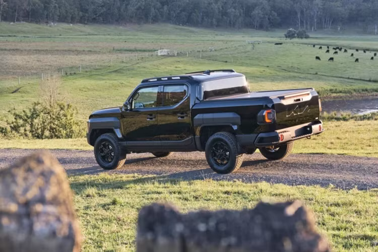 Kia Tasman cũng có các chế độ lái theo đặc trưng của từng địa hình như cát, bùn, tuyết, sỏi đá... Đối với phiên bản X-Pro chuyên off-road, xe được bổ sung chế độ lái X-Trek, về cơ bản là Cruise Control ở tốc độ siêu thấp để người dùng chỉ cần tập trung phanh/đánh lái.