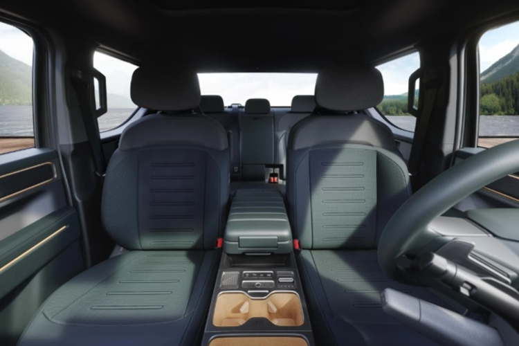 Nếu vẻ ngoài của Tasman gây tranh cãi, thì nội thất lại được đánh giá cao nhờ các đường nét thiết kế đơn giản và cân đối, tạo nên bố cục dễ hiểu và dễ tiếp nhận. Xe được trang bị đồng hồ kỹ thuật số 12,3 inch, màn hình 5 inch điều khiển điều hòa và màn hình cảm ứng 12,3 inch dành cho hệ thống thông tin giải trí và hệ thống âm thanh cao cấp Harman Kardon với 8 loa.