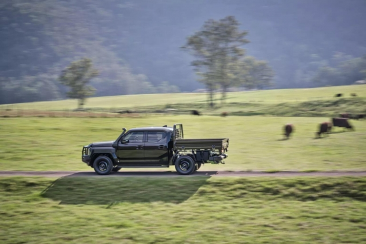 Ở mỗi thị trường, Kia Tasman sẽ được cung cấp một tùy chọn động cơ mới phù hợp đặc trưng của thị trường đó. Tại Hàn Quốc, xe được trang bị động cơ xăng 2.5L công suất 277 mã lực. Trong khi đó, ở Úc, mẫu bán tải này có động cơ dầu 2.2L mạnh 207 mã lực. Đi kèm với đó là tùy chọn hộp số sàn hoặc số tự động 8 cấp.