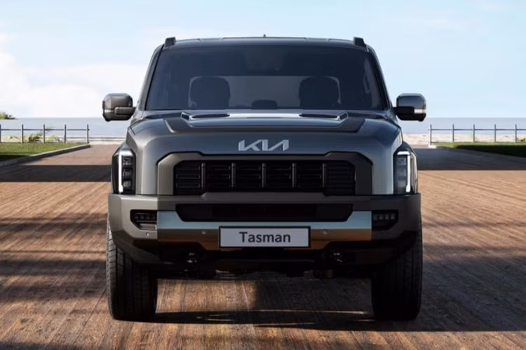 Đây là sản phẩm đánh dấu bước chuyển mình lớn của thương hiệu Hàn Quốc khi lần đầu đặt chân vào phân khúc bán tải, vốn trước đây là lãnh địa của các hãng xe Mỹ và Nhật Bản. Theo đó, Kia Tasman có 3 phiên bản gồm Tiêu chuẩn, X-Line dành cho đường phố đô thị và X-Pro tập trung vào khả năng off-road.
