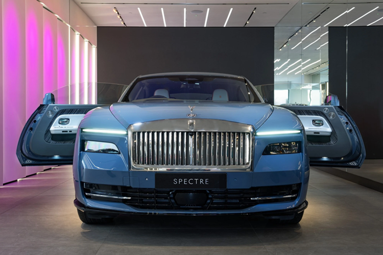 Chiếc xe siêu sang còn bổ sung thêm màn hình kỹ thuật số ở phía hành khách, duy trì cảm giác sang trọng vốn có của xe Rolls-Royce, không mang đến cảm giác đây là chiếc ôtô điện. Điểm nhấn đáng chú ý bên trong khoang cabin là hệ thống đèn LED bầu trời sao trên trần nay được thiết kế cả trên táp lô và viền cửa.