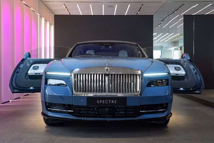 Chiếc xe siêu sang còn bổ sung thêm màn hình kỹ thuật số ở phía hành khách, duy trì cảm giác sang trọng vốn có của xe Rolls-Royce, không mang đến cảm giác đây là chiếc ôtô điện. Điểm nhấn đáng chú ý bên trong khoang cabin là hệ thống đèn LED bầu trời sao trên trần nay được thiết kế cả trên táp lô và viền cửa.