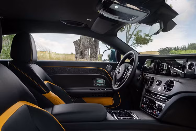 Ở Spectre, “biểu tượng” Spirit of Ecstasy huyền thoại cũng được điều chỉnh để tạo ra một kiểu dáng thể thao hơn. Xe có hệ thống đèn 2 tầng. Phía trên là dải đèn LED định vị ban ngày cực mỏng trong khi đèn pha được đặt sâu trong hốc bên dưới. Ngoài ra, Rolls-Royce Spectre còn có hốc gió trung tâm cỡ lớn với những nan nằm ngang trên cản trước.