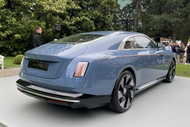 Theo chu trình thử nghiệm CLTC tại Trung Quốc, xe có khả năng chạy được 585 km sau khi sạc đầy. Trong khi đó, theo chu trình thử nghiệm của EPA tại Mỹ, Spectre có phạm vi hoạt động là 515 km.