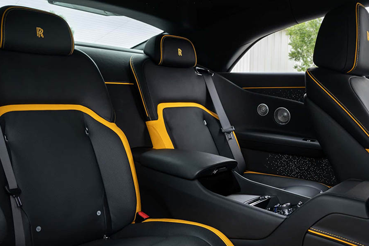 Mẫu coupe điện Rolls-Royce Spectre được trang bị bộ mâm hợp kim 23 inch – lớn nhất trong tất cả các mẫu Rolls-Royce trong khoảng 100 năm trở lại đây. Lazang này có thiết kế khí động lực học giúp Spectre sở hữu hệ số lực cản không khí chỉ 0,25 Cd, thấp nhất trong gia đình Rolls-Royce tính đến thời điểm này.