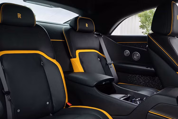 Mẫu coupe điện Rolls-Royce Spectre được trang bị bộ mâm hợp kim 23 inch – lớn nhất trong tất cả các mẫu Rolls-Royce trong khoảng 100 năm trở lại đây. Lazang này có thiết kế khí động lực học giúp Spectre sở hữu hệ số lực cản không khí chỉ 0,25 Cd, thấp nhất trong gia đình Rolls-Royce tính đến thời điểm này.