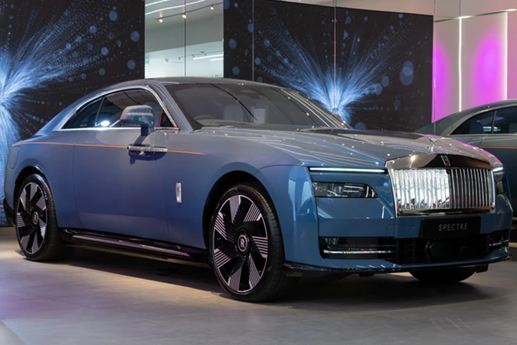 “Trái tim” của Rolls-Royce Spectre là mô-tơ điện có công suất tối đa 430 kW (khoảng 576 mã lực) và mô-men xoắn cực đại 900 Nm. Nhờ đó, xe có thể tăng tốc từ 0-100 km/h trong thời gian 4,5 giây. 