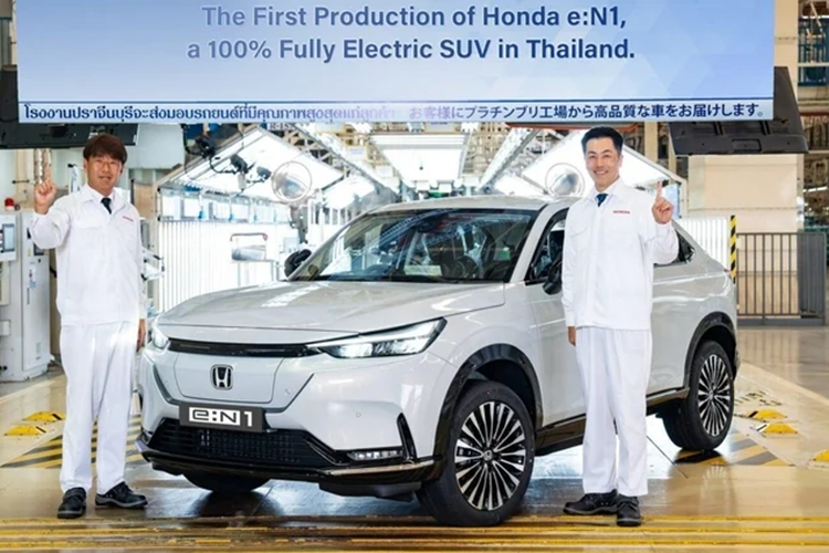 Nội thất Honda e:N1 hiện đại và nhiều công nghệ, màn hình. Ấn tượng ban đầu chính là màn hình thông tin giải trí cảm ứng lớn 15,1 inch đặt dọc ở giữa xe. Đât sẽ nơi bao quát các chức năng của xe gồm hệ thống giải trí, liên lạc, điều hòa... Khu vực lái cũng có màn hình cụm đồng hồ 10,25 inch.