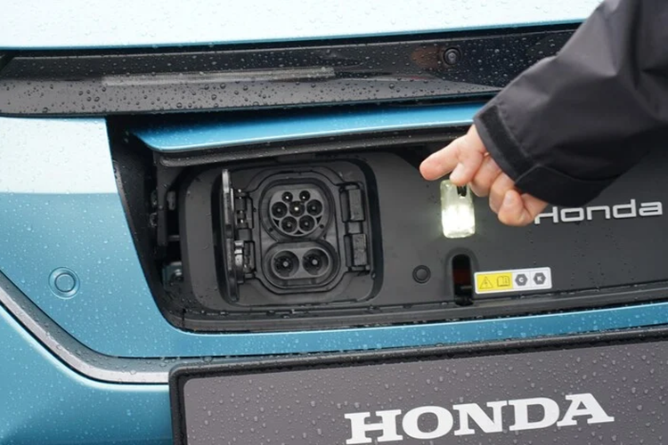 Có thể sạc theo 2 cách, bao gồm sạc dòng điện một chiều DC CCS2, công suất tối đa 78 kW 0-80% trong vòng 46 phút hoặc AC Level 2 bằng dòng điện xoay chiều, công suất tối đa 11 kW 10-80,% trong vòng 6,45 giờ.