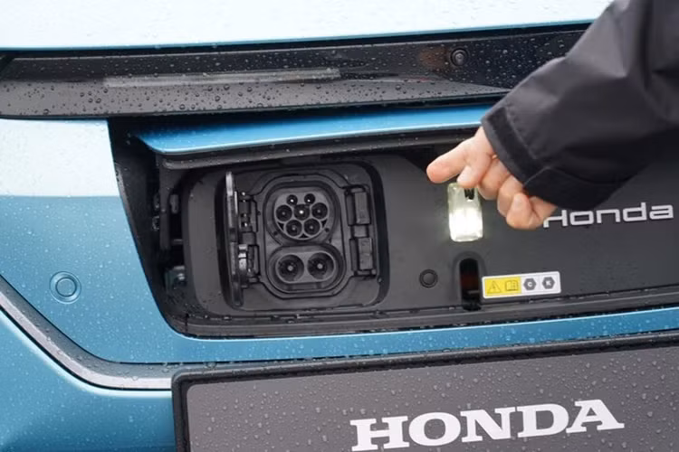 Có thể sạc theo 2 cách, bao gồm sạc dòng điện một chiều DC CCS2, công suất tối đa 78 kW 0-80% trong vòng 46 phút hoặc AC Level 2 bằng dòng điện xoay chiều, công suất tối đa 11 kW 10-80,% trong vòng 6,45 giờ.